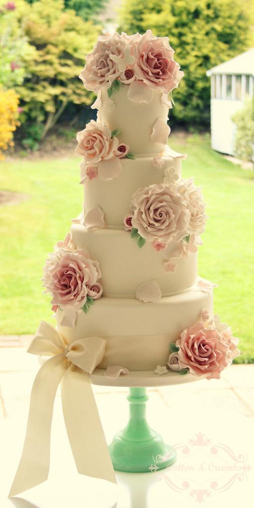 Mariage - Roses and petals wedding cake