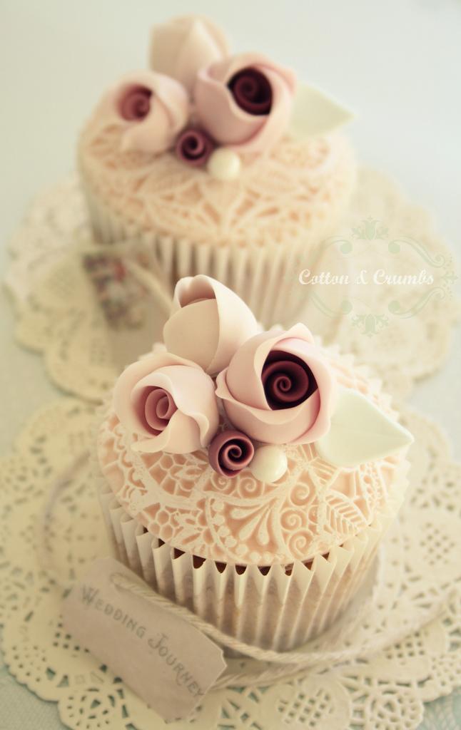 Hochzeit - Vintage Lace Cupcakes