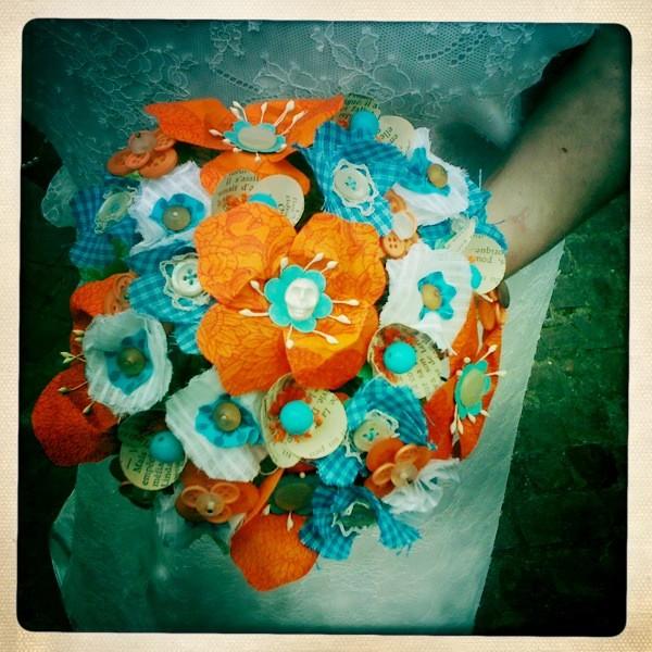 Hochzeit - Bouquet orange et bleu, tissus et papier