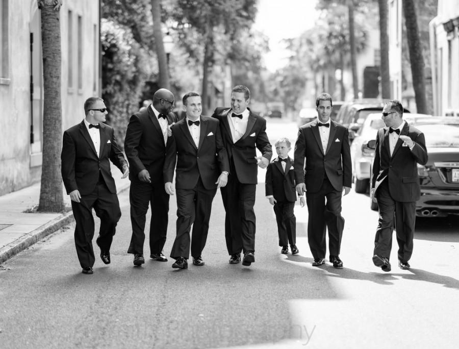 Hochzeit - Groomsmen walking to downtown ceremony location