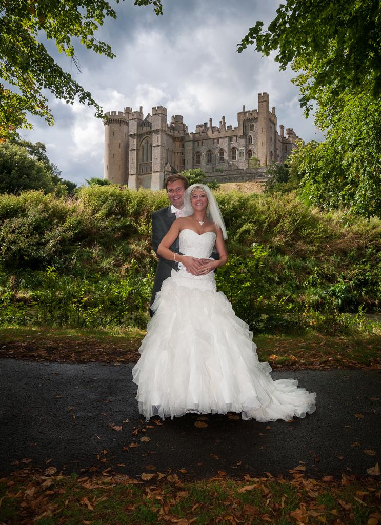 Hochzeit - Bride and groom in front of Arundel Castle