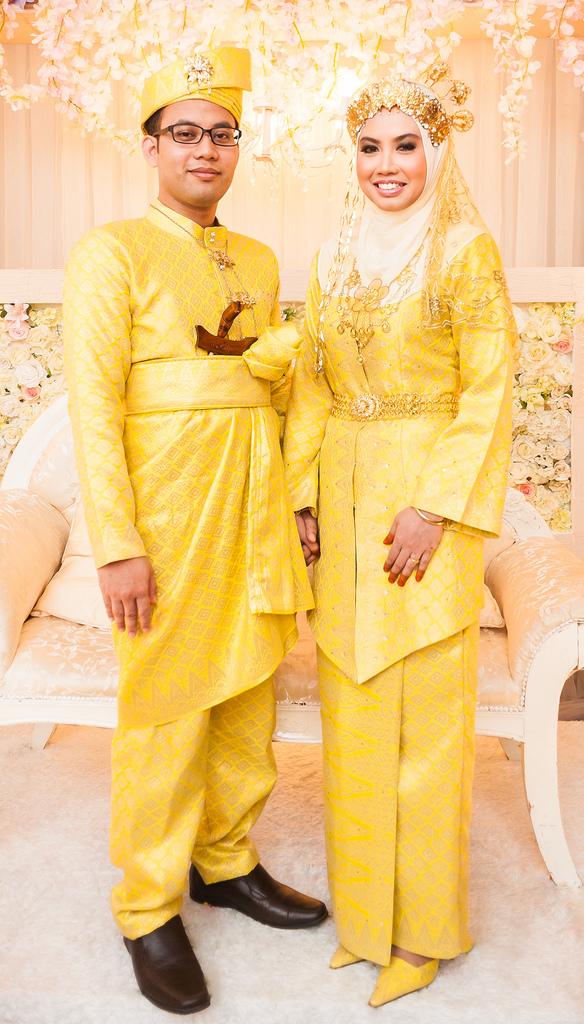 Hochzeit - Malay Groom & Bride wearing yellow coloured traditional songket dress