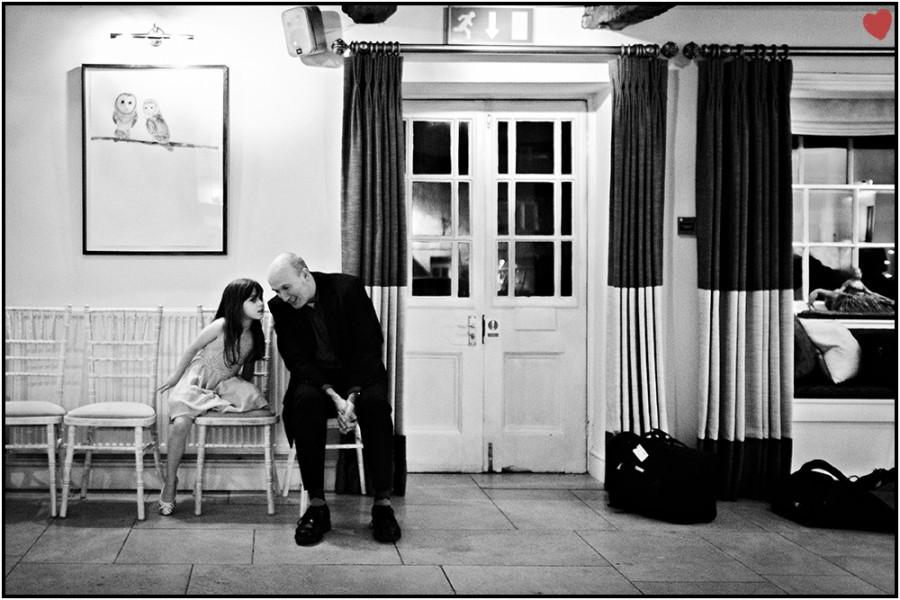 Mariage - Wedding photojournalism: The Priest and Child