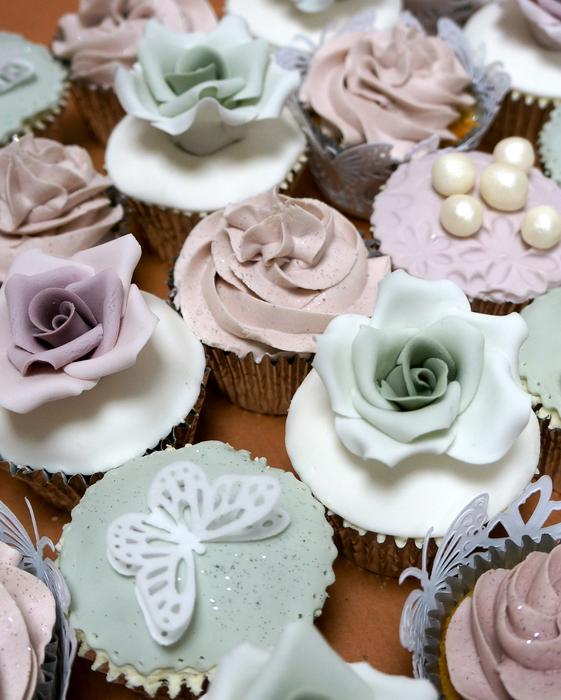 Hochzeit - Roses & Pearls Wedding Cupcakes