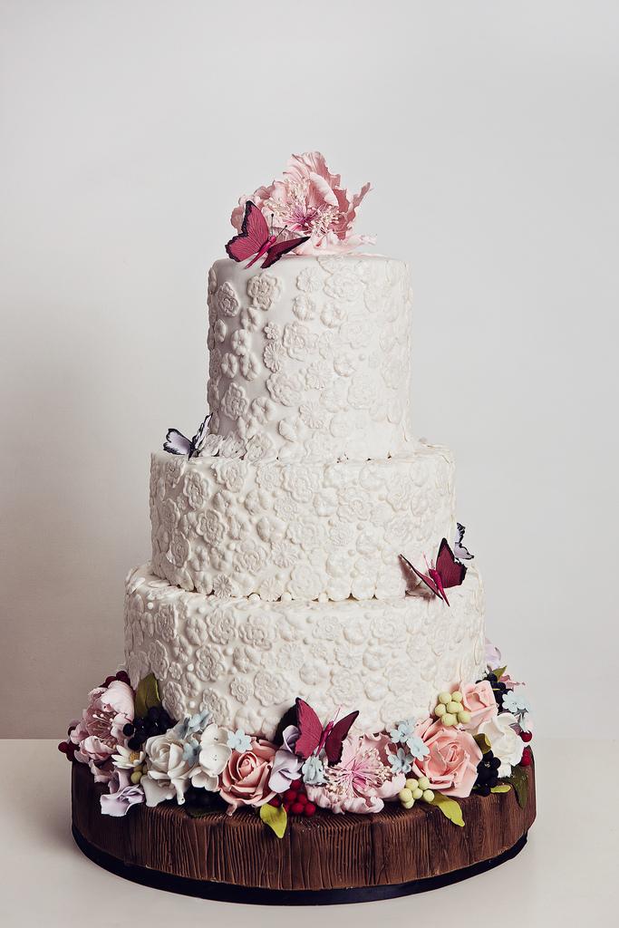Mariage - Lace cake with sugar flowers