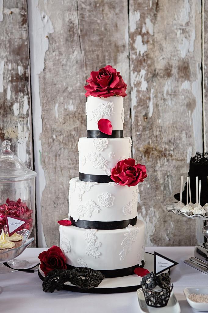 Mariage - black, white and red cakedq