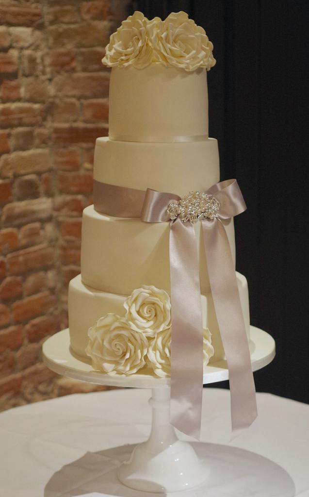 Mariage - Ivory & Silver wedding cake