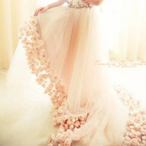 Mariage - Real rose wedding gown trim