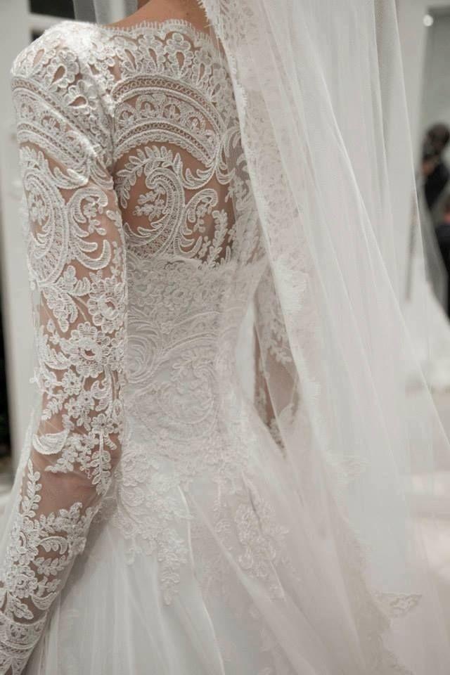 Свадьба - White wedding dress decorated with floral patterns