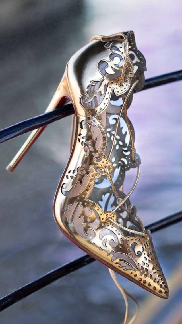 زفاف - Shimmering golden wedding shoes by Christian Louboutin
