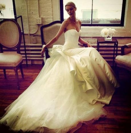 Hochzeit - Sleeveless Wedding Dress ... 