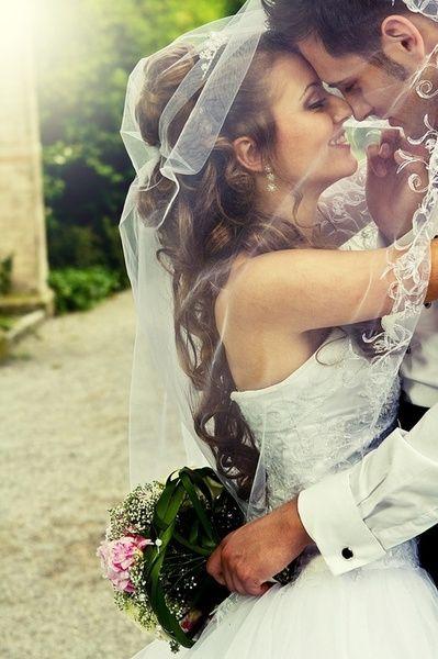 Wedding - Cover your groom in your veil for a photograph