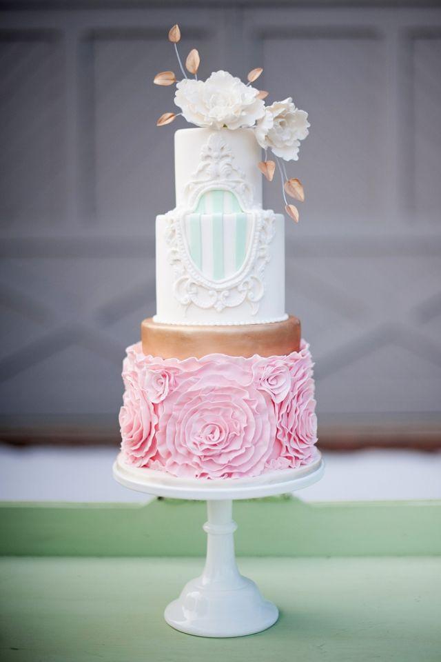 Mariage - Stylisés Portraits de mariée avec une robe rose et gâteau correspondants