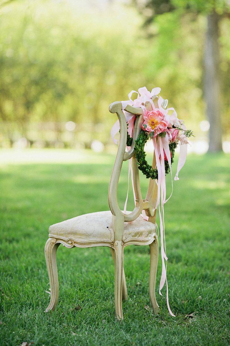 زفاف - اكليل من الزهور على كرسي العودة