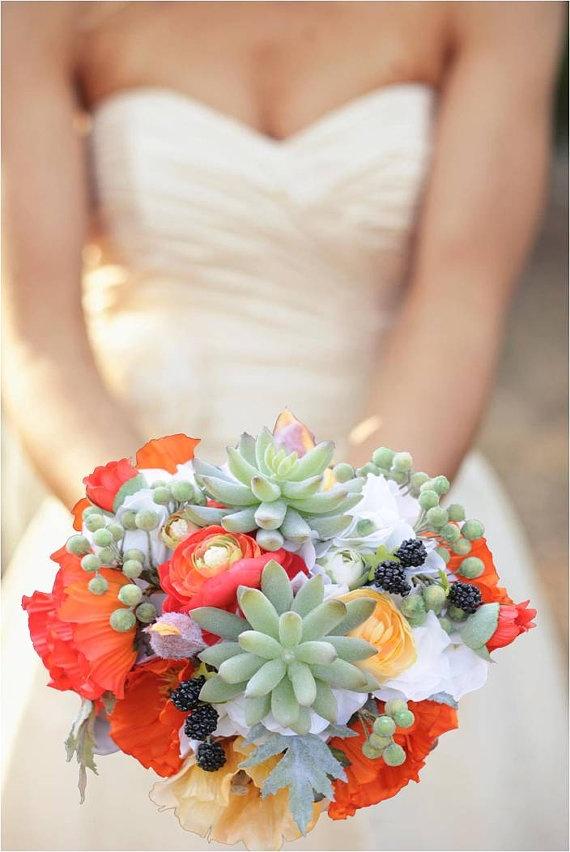 Hochzeit - Blumenstrauß mit Vibrant Mohnblumen, Sukkulenten, Ranunculus Und Brombeeren (mit Blume im Knopfloch)