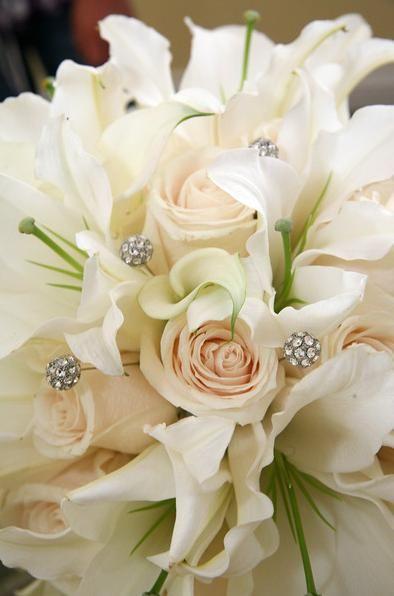 Hochzeit - Weiße Rosen mit Casablanca Lilien