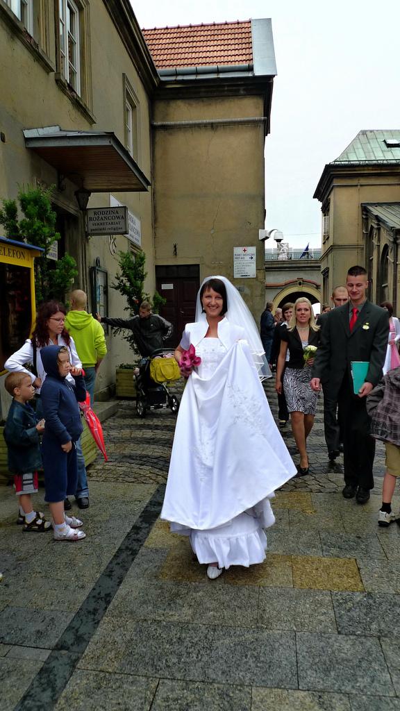 Hochzeit - Glücklich Und Lächelnd Braut in einem Kleid Pearl White