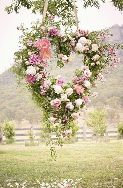 زفاف - اكليلا من الزهور على شكل قلب