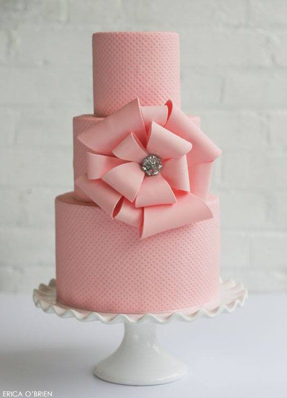 Mariage - À trois niveaux gâteau rose avec le grand arc