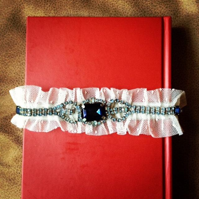 Mariage - Jarretière de mariée: Saphir Vintage Bijoux & Point D'Esprit "quelque chose de bleu"