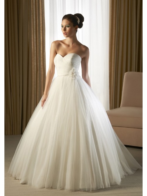 Hochzeit - A-Line Strapless Sweetheart Neck Sweep Trailing Tulle Wedding Gowns