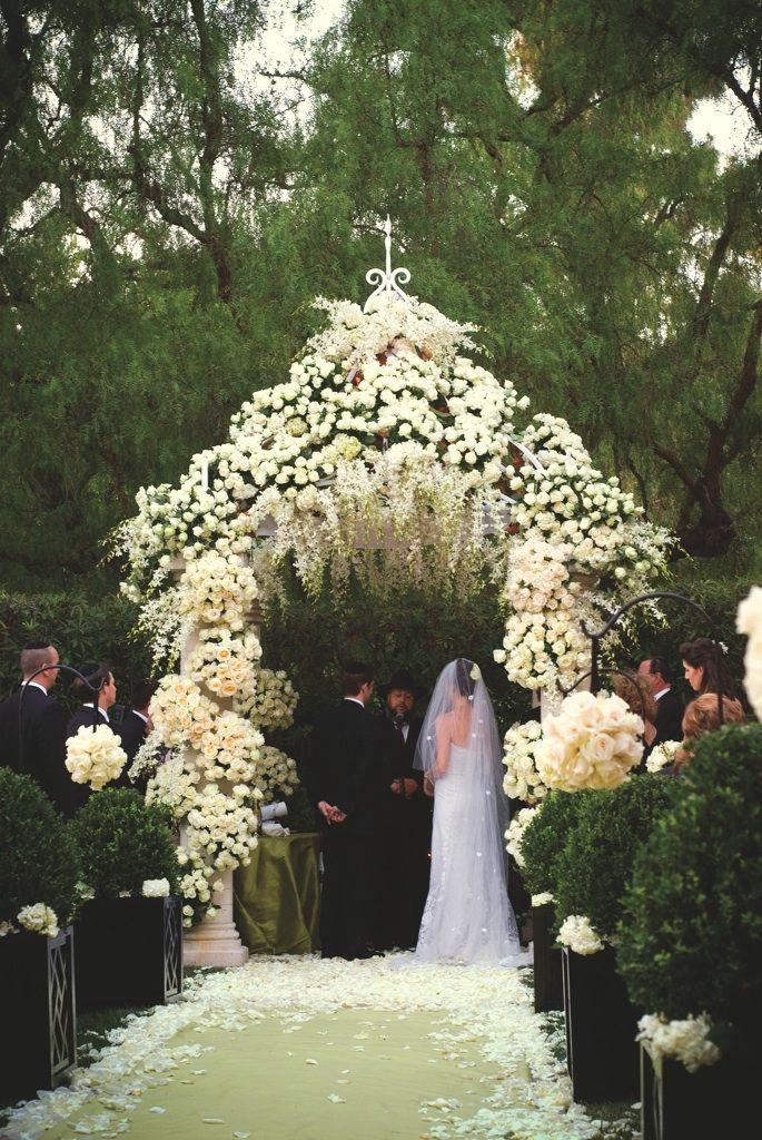 Wedding - Decorate the wedding venue with ivory flowers for a stylish look