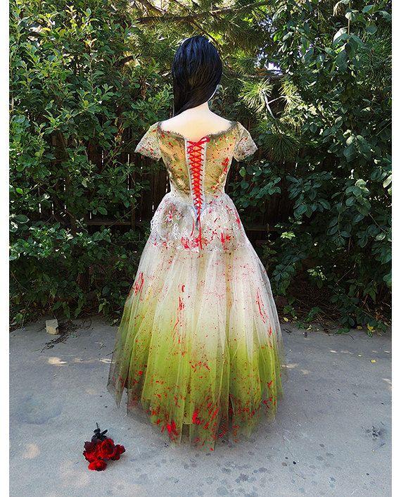 Mariage - Vintage Zombie Bride 1950 Incrusté avec les insectes, le sang et terre de cimetière