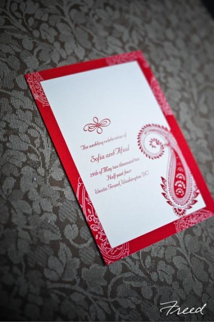 Mariage - Rouge inviter à un mariage indien.