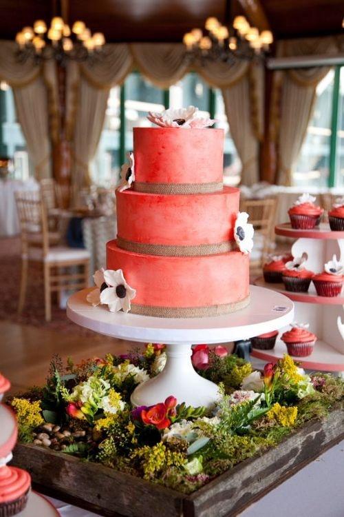 زفاف - # # المرجانية الزفاف كعكة مع الزهور