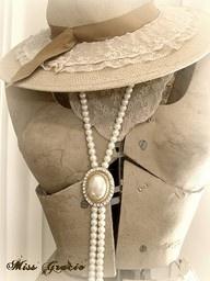 Mariage - Perles et un chapeau garni de dentelle.