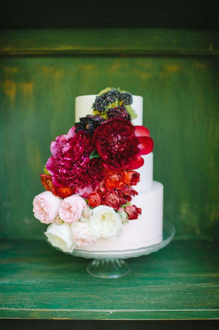 Mariage - Fleurs vibrantes sur le blanc de gâteau de mariage