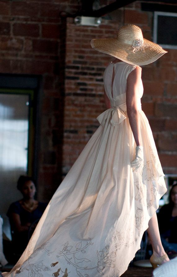 Hochzeit - Löwenzahn-Eco-Brautkleid mit Siebdruck Detailing
