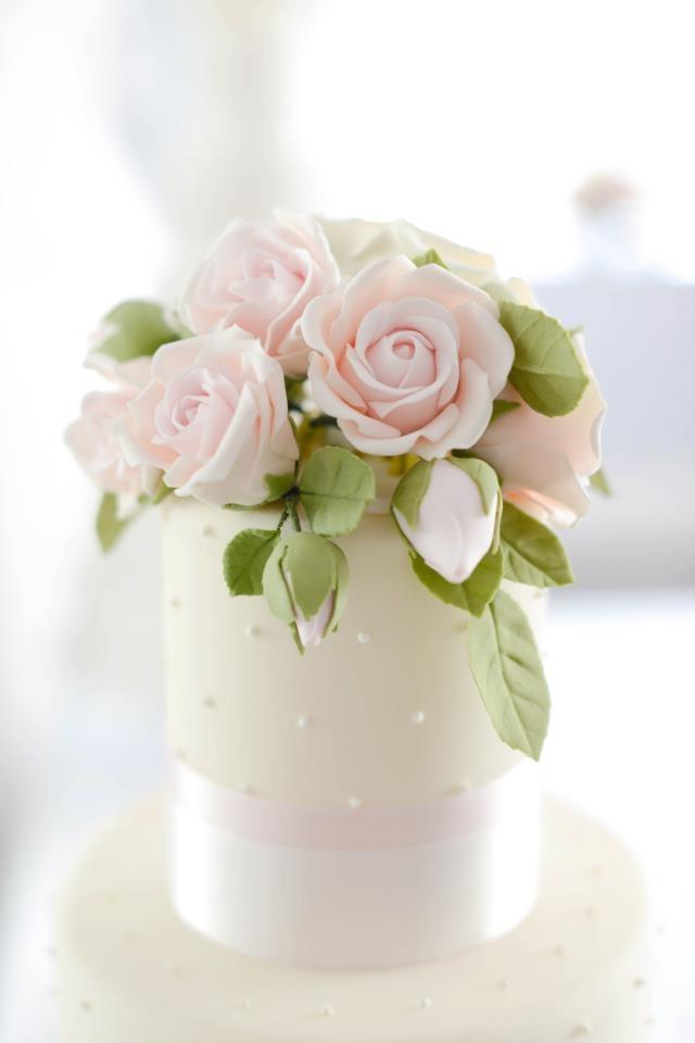 Mariage - Blush Roses sur le gâteau de mariage