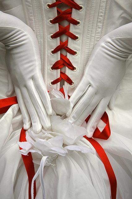 زفاف - الأحمر في الأبيض المخصر مع قفازات.
