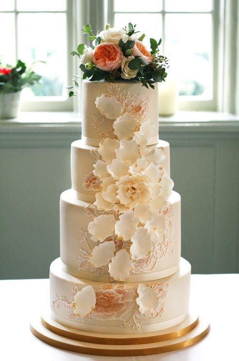 Mariage - Blanc Fondant pétales et dentelle détails Cascade avec élégance vers le bas ce gâteau de mariage quatre niveaux.