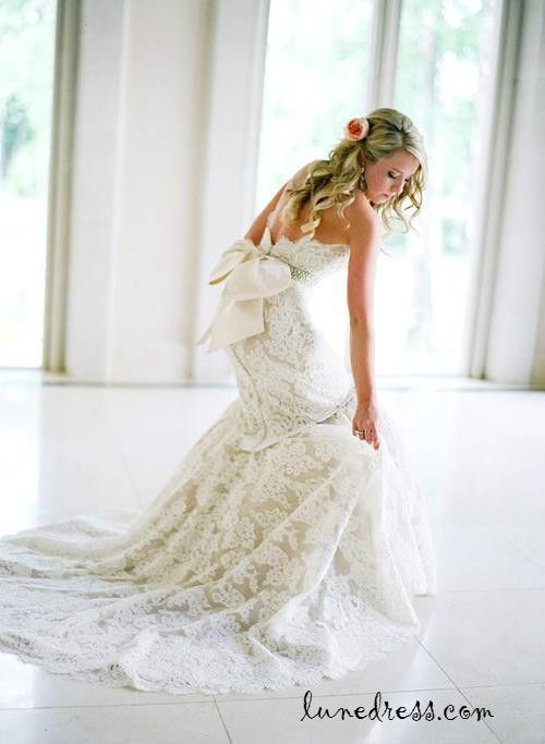 Mariage - Mariée avec des robes de mariage Sass