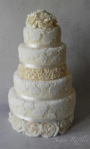 Hochzeit - Spitze-Hochzeits-Kuchen mit Rüschen und Rosen