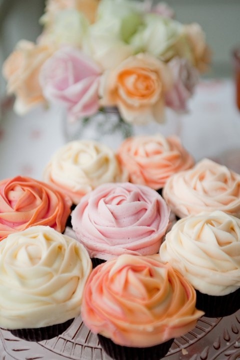 Hochzeit - Blütenblatt Cupcakes