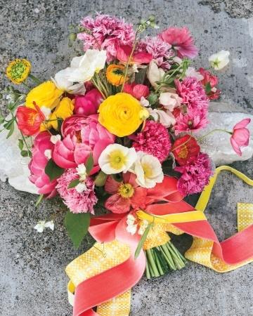 Hochzeit - Ein Blumenstrauß mit einem Ausbruch von Sonnenschein