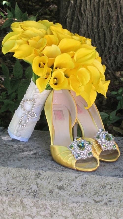 Hochzeit - Gelber Blumenstrauß und Hochzeits-Schuhe