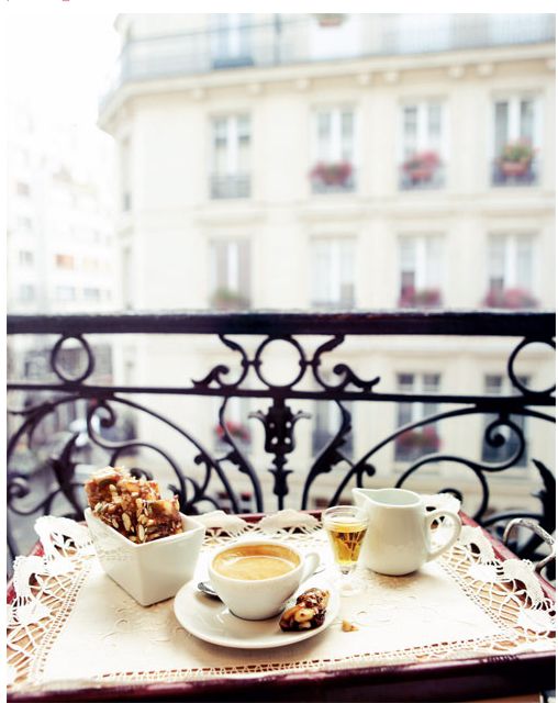 Hochzeit - Paris Flat ... Frühstück auf dem Balkon