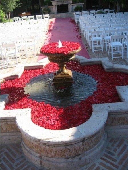 Hochzeit - Brunnen mit Rosenblätter