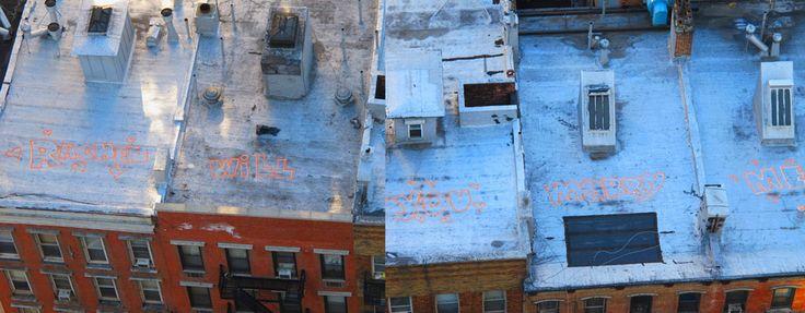 Mariage - Artiste propose de son amie à l'aide sur le toit Graffiti