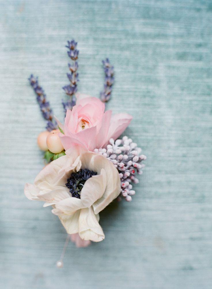 Hochzeit - Lavendel und Blumen im Knopfloch durch Von Bo Boutique Blumen
