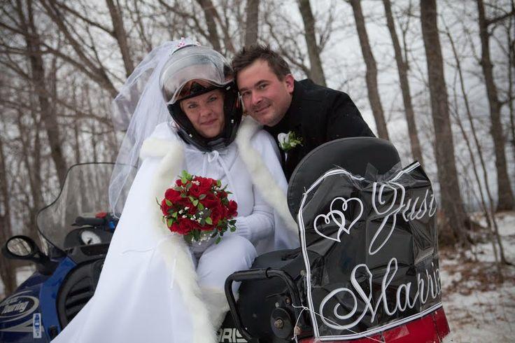 Mariage - Mariage d'hiver Avec Motoneige procession: Dawn & William