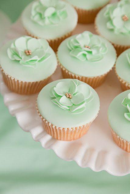 Hochzeit - Mint Green Flower Cupcakes