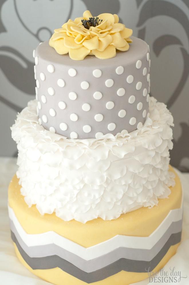 Mariage - S'amuser gris, blanc et gâteau de mariage jaune