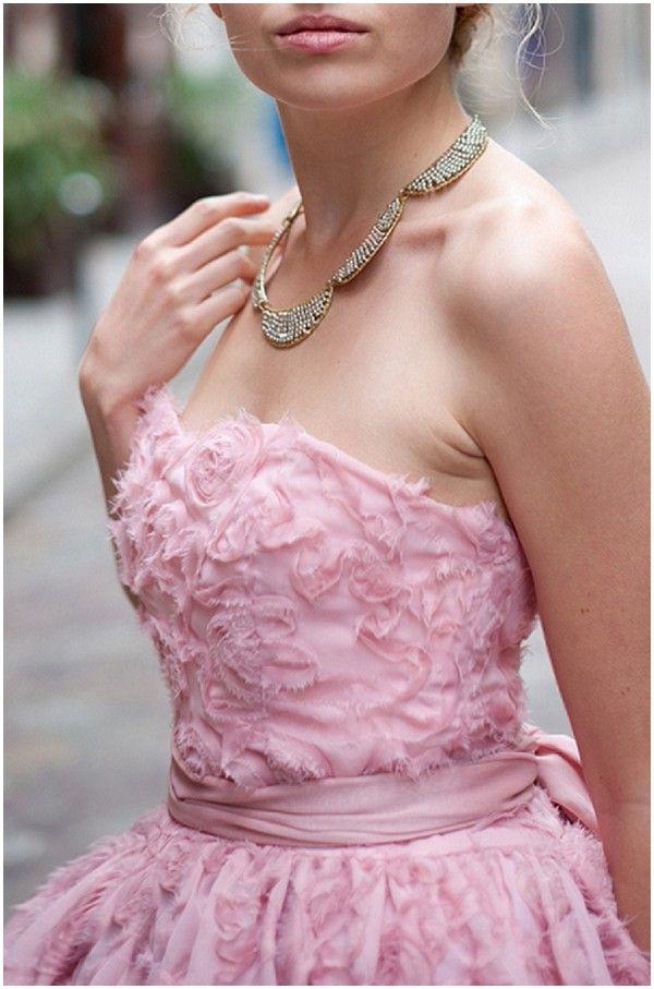 Mariage - Romantique robe de mariée rose dans les rues de Paris