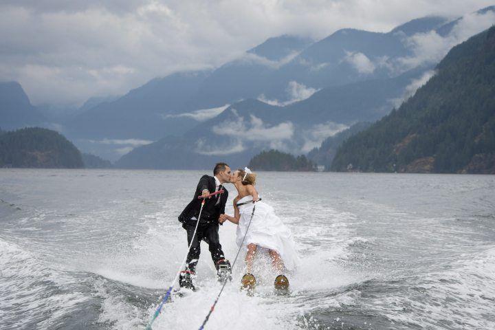 Mariage - Vendredi Trouve: Ski nautique de jeunes mariés, et le clown Mariages Oh My!