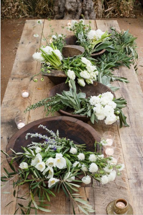 Hochzeit - Blumen in Holzschalen